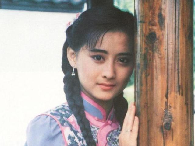 在拍琼瑶剧之前,陈德容出演周星驰的电影,周星驰还曾经追求她