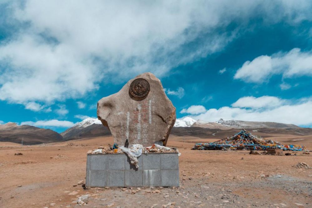 东北20多公里青藏公路西侧的当雄草原上,有念青唐古拉山主峰群观景台