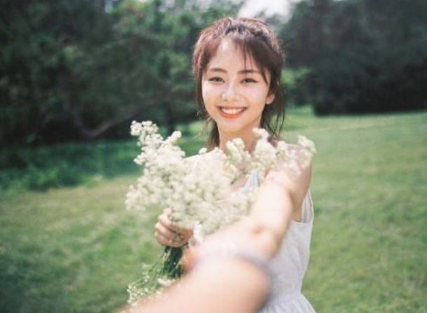 谭松韵素颜在水中游泳被拍,看清她的"儿童泳衣"后,说17岁我都信