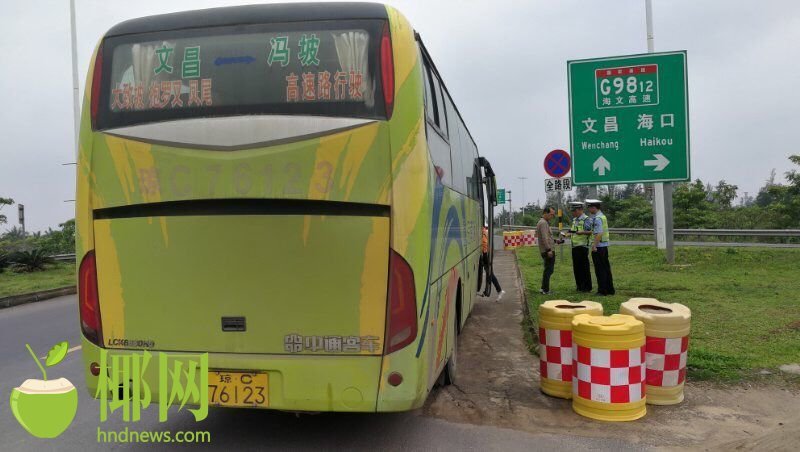 海南一客车核载37人硬塞了59人,乘客多是学生