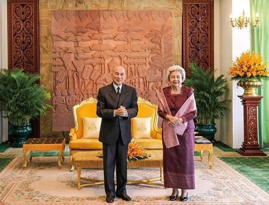 柬埔寨王室分享83岁太后照片,耄耋之年仍腰杆笔直,高级的优雅