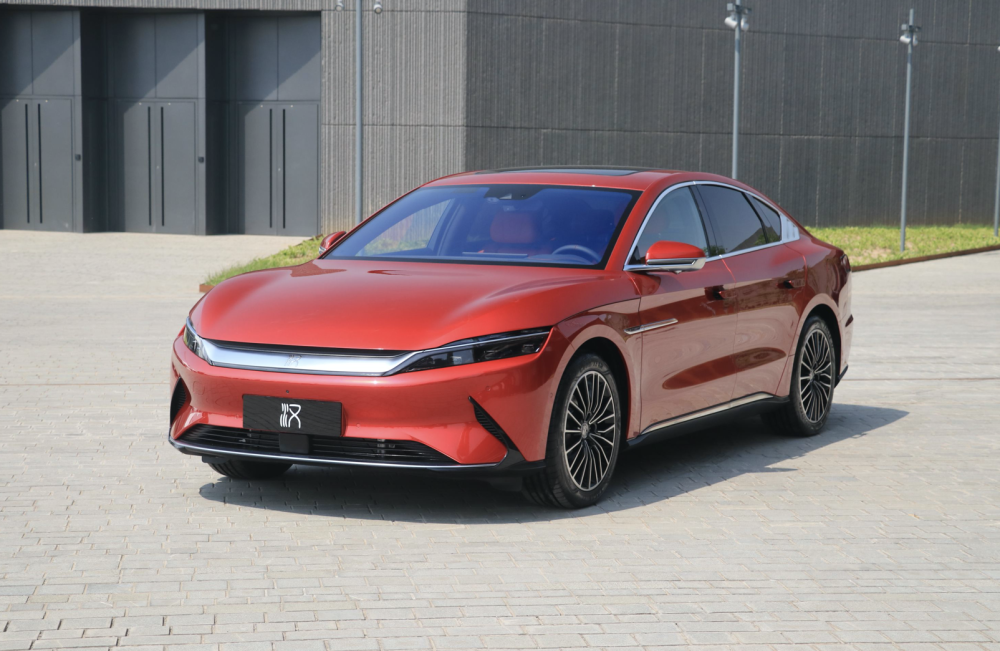 国产汽车高歌猛进,两款实力轿跑力压特斯拉,model3开始降价求生?