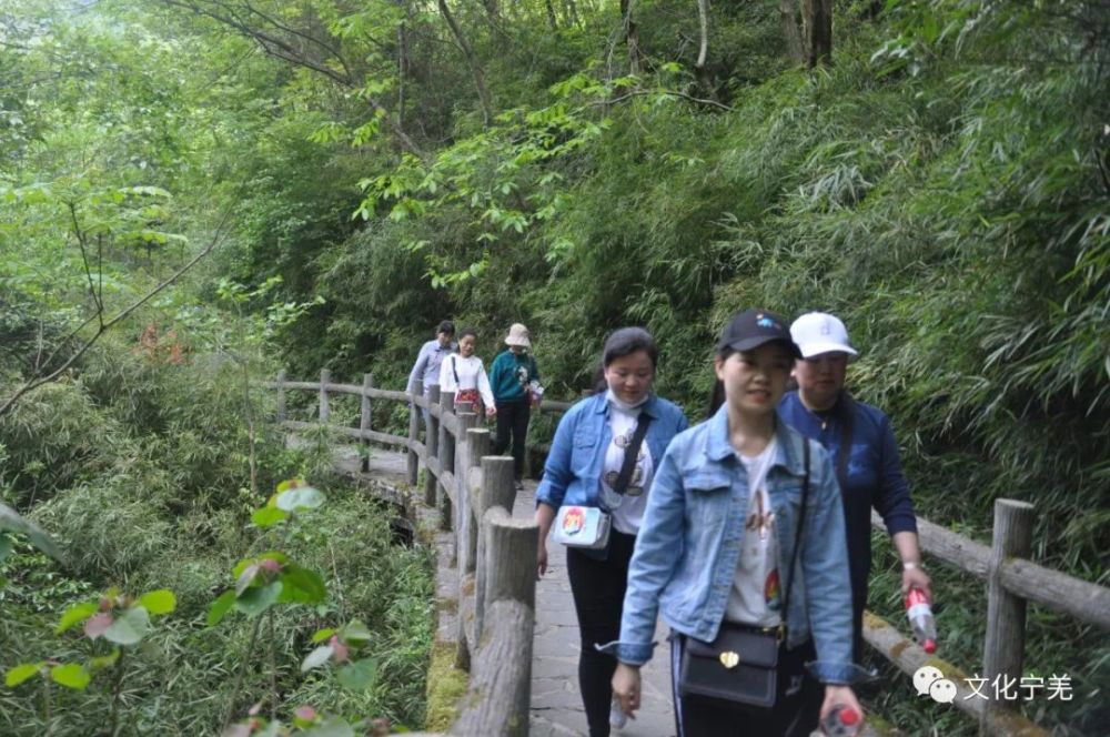 宁强县在汉江源景区举行登山比赛