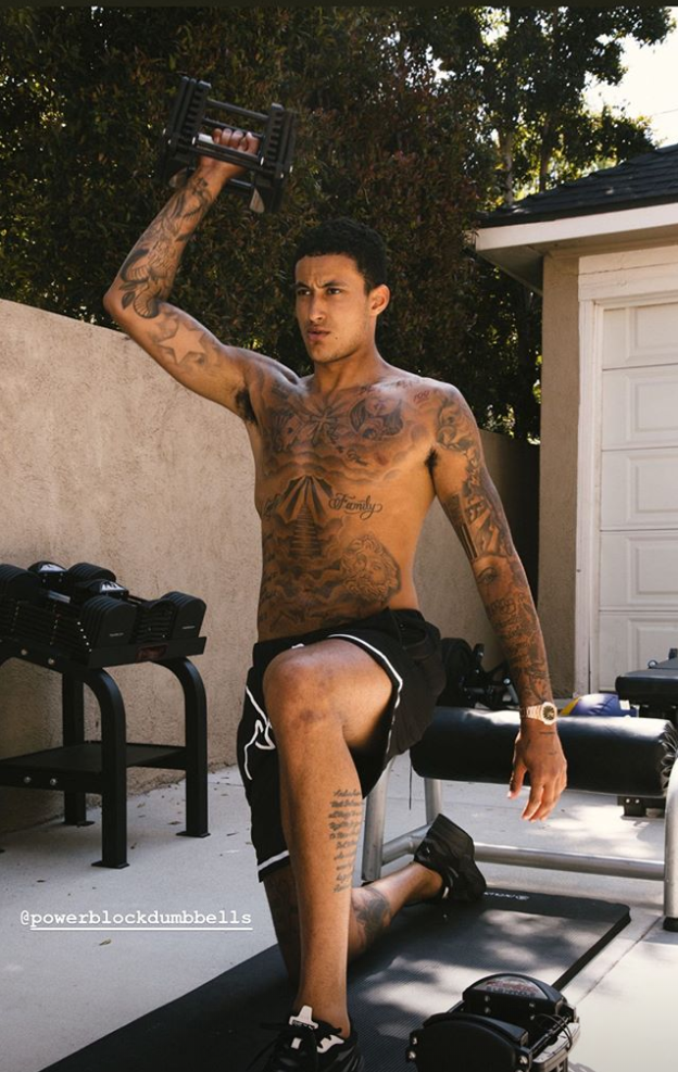 库兹马停赛生活太潇洒,遛狗撩妹两不误,或影响詹姆斯夺冠!