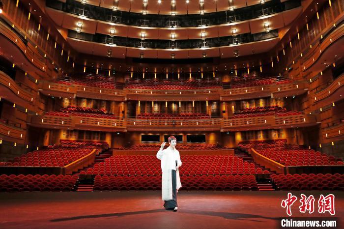 青衣史依弘背对着空荡荡的上海大剧院座位席,一个人在舞台上熟悉场地