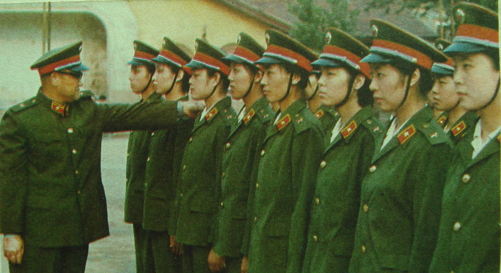 1985年"五一"前夕,某部换装85式军服后检查军容风纪.