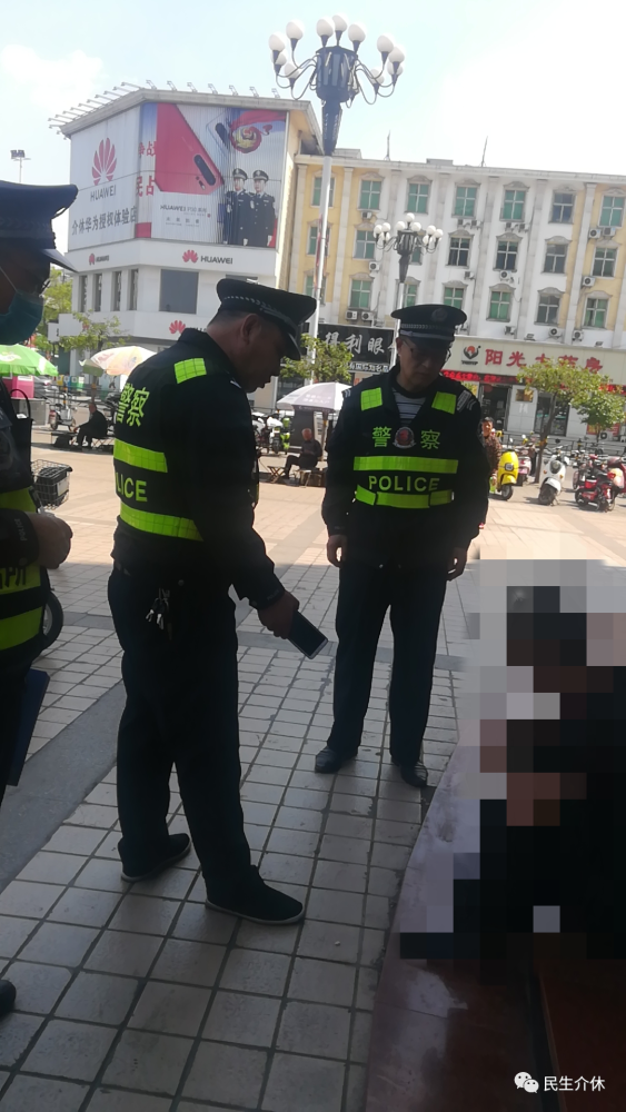 醉酒男子广场昏睡不起 民警快速出警妥善安置