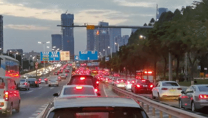 下班时段,路上已见非常多车辆.