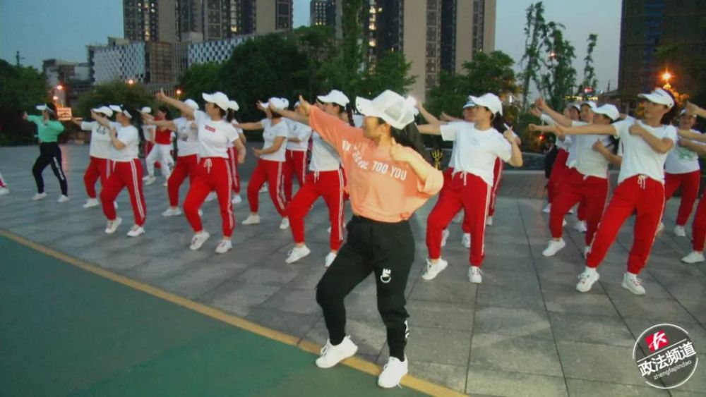 广场舞导师:舞动青春的"领队人"
