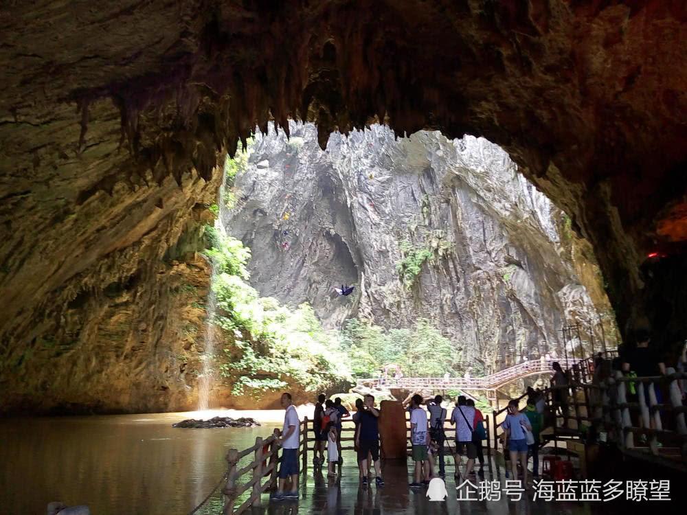 穿天岩是典型的喀斯特地貌,洞内石壁经过上千年的雨水冲刷和腐蚀