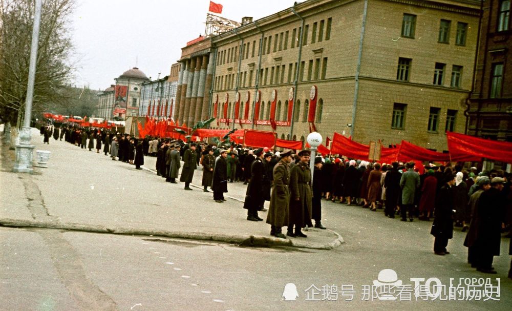 老照片 1961年苏联西伯利亚的五一劳动节 游行队伍高举列宁画像