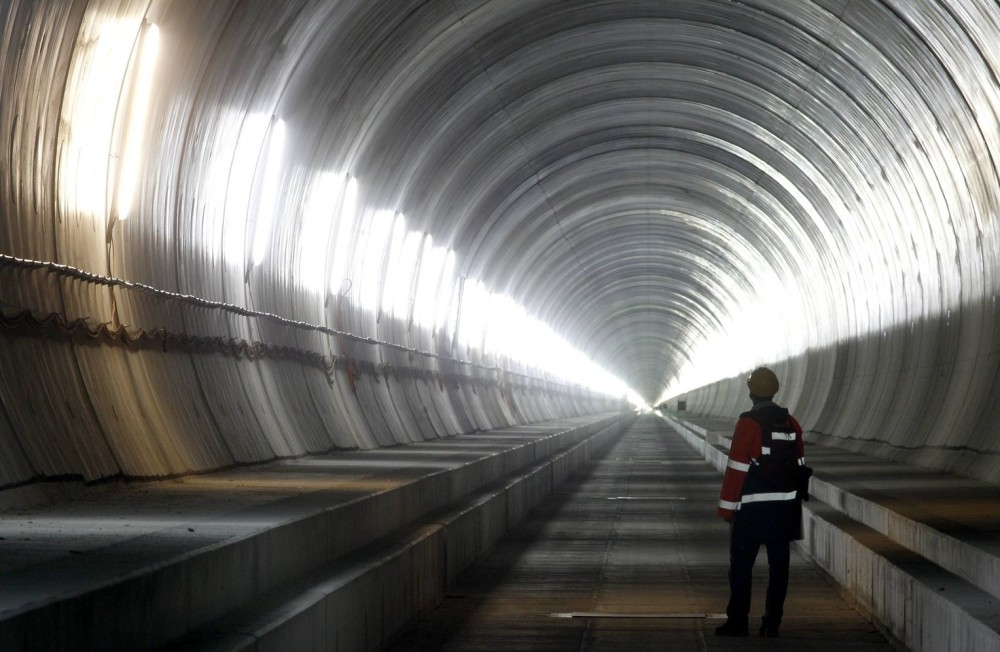 全球第一铁路隧道:耗资700亿牺牲9人建17年,却只缩短半小时车程