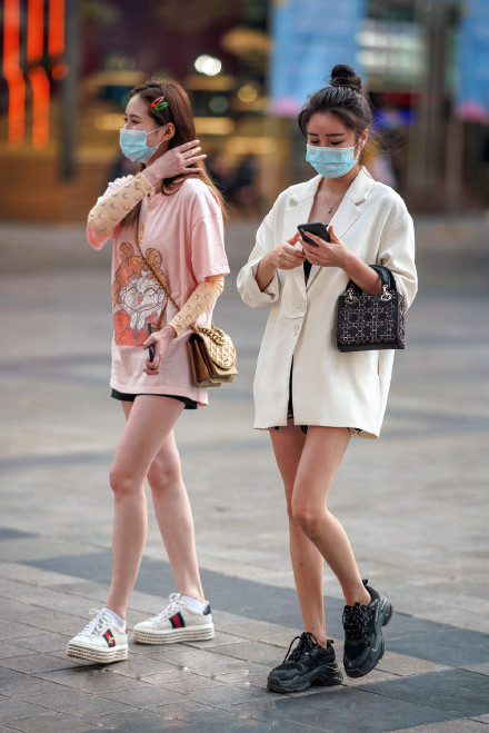 街拍:丸子头pk披肩长发,你更pick哪个小姐姐?