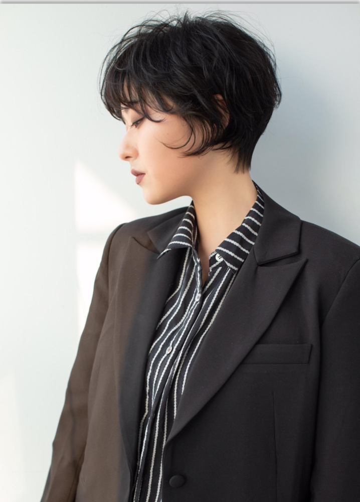 立体的短发可以很好修饰后脑勺扁平的女性.