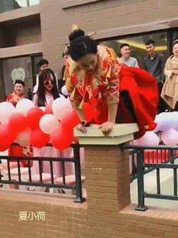 搞笑gif趣图伴娘堵门要红包新娘子直接翻墙出去上车了
