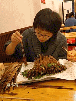 搞笑gif趣图:伴娘堵门要红包,新娘子直接翻墙出去上车