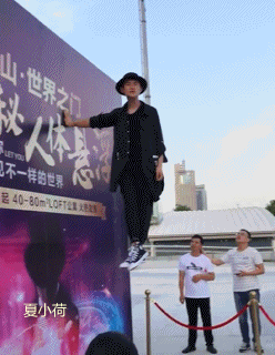 搞笑gif趣图:伴娘堵门要红包,新娘子直接翻墙出去上车