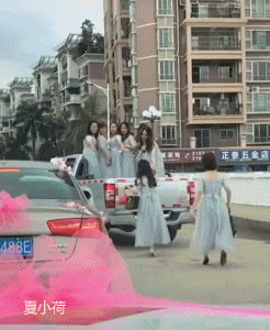 搞笑gif趣图:伴娘堵门要红包,新娘子直接翻墙出去上车了!