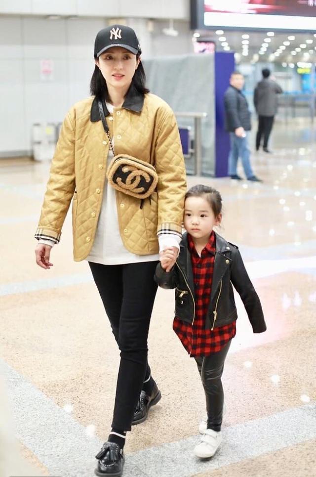 董璇带女儿外出,穿着年轻却难掩疲态,4岁小酒窝越来越