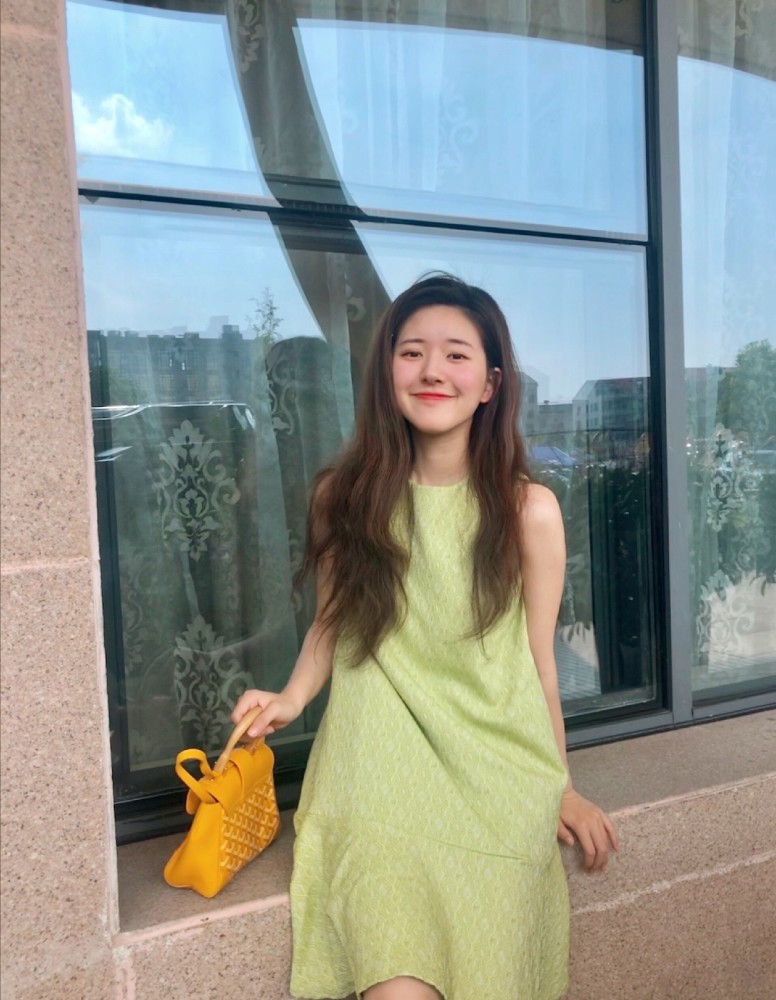 迪士尼小公主赵露思,考勤打卡必备穿搭,日常也要元气满满