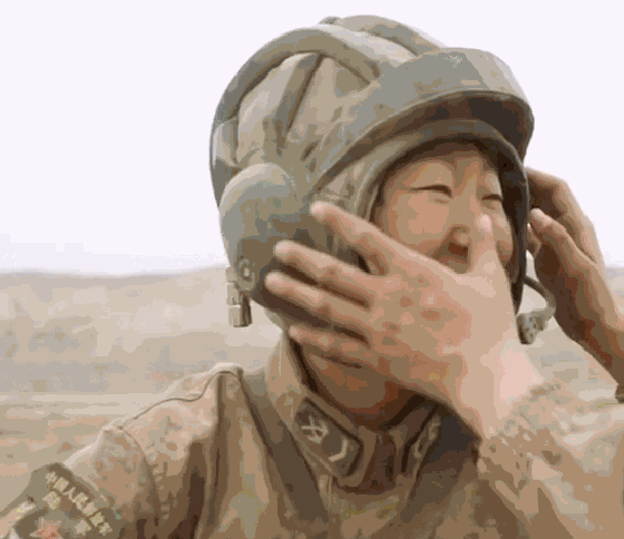 娇俏又傲气,这是一位19岁的坦克女兵