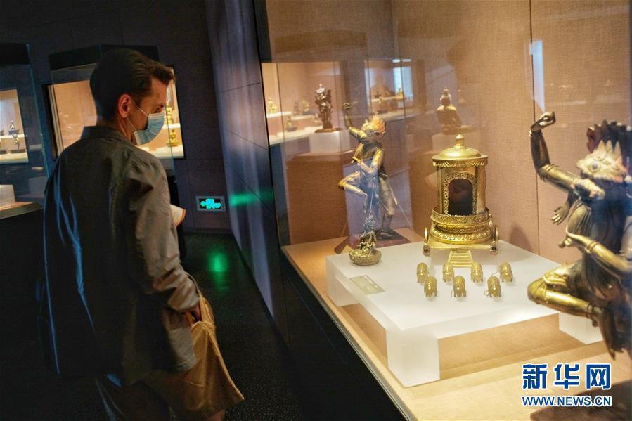 5月1日,游客在故宫博物院参观. 当日起,北京地区博物馆陆续恢复开 ..