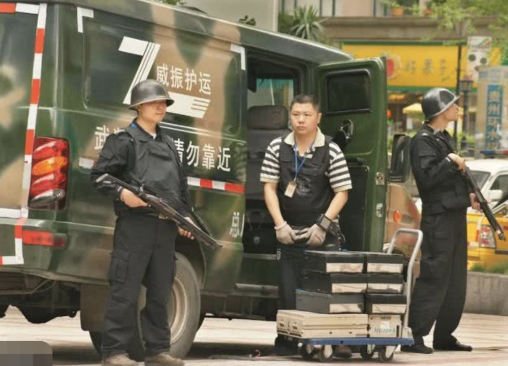 为什么高考试卷押运不用霰弹枪,非要用步枪呢?很多人搞错了!