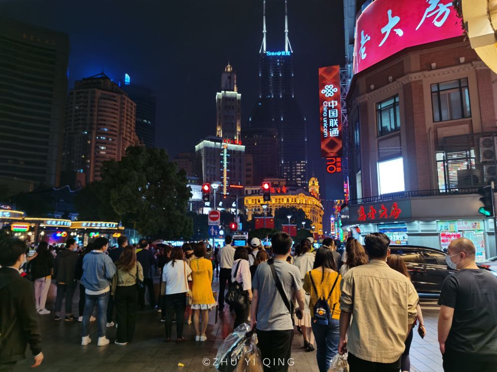 实拍五一小长假上海南京路夜景,人潮汹涌,与往年情况无异