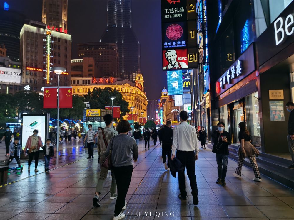 实拍五一小长假上海南京路夜景,人潮汹涌,与往年情况无异