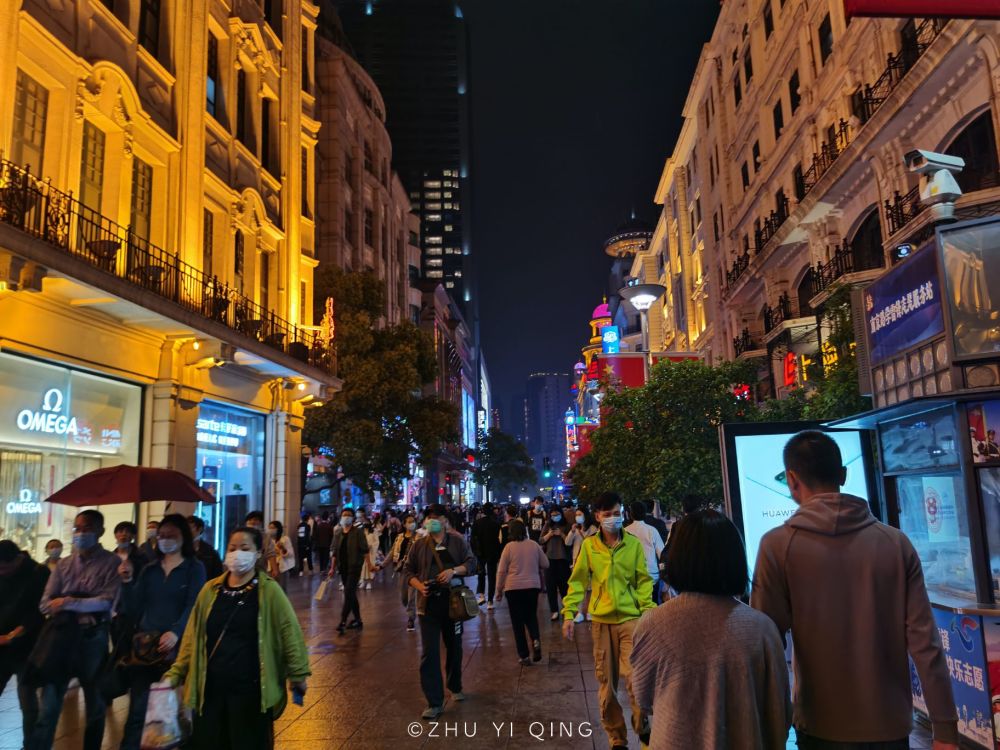 实拍五一小长假上海南京路夜景,人潮汹涌,与往年情况无异