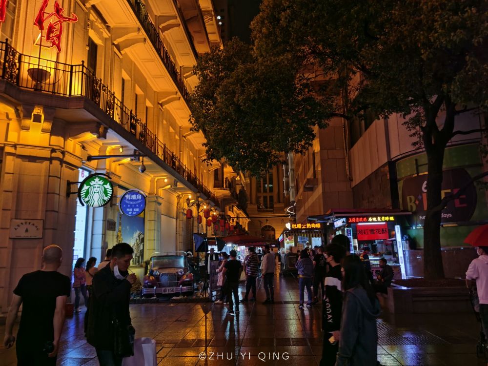 实拍五一小长假上海南京路夜景,人潮汹涌,与往年情况无异