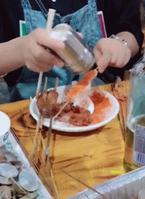 gif搞笑趣图:你这活可是不好干啊!我也干过,很累的!