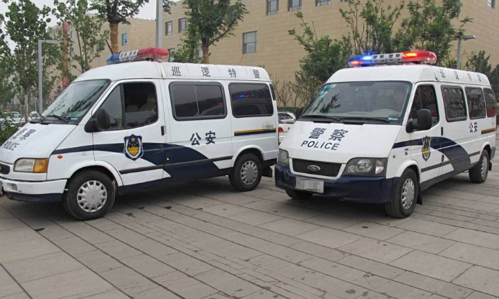同样是警车,写着