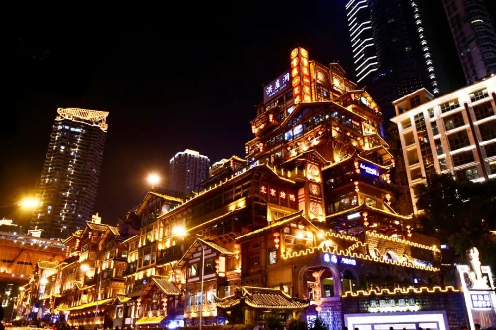 如今,提起重庆,很多人脑海中会浮现抖音里的"网红景点"——洪崖洞.