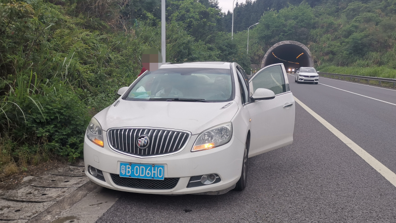 应急车道,五一,长张高速,张家界旅游,匝道,许广,粤b,微信公众号,固定