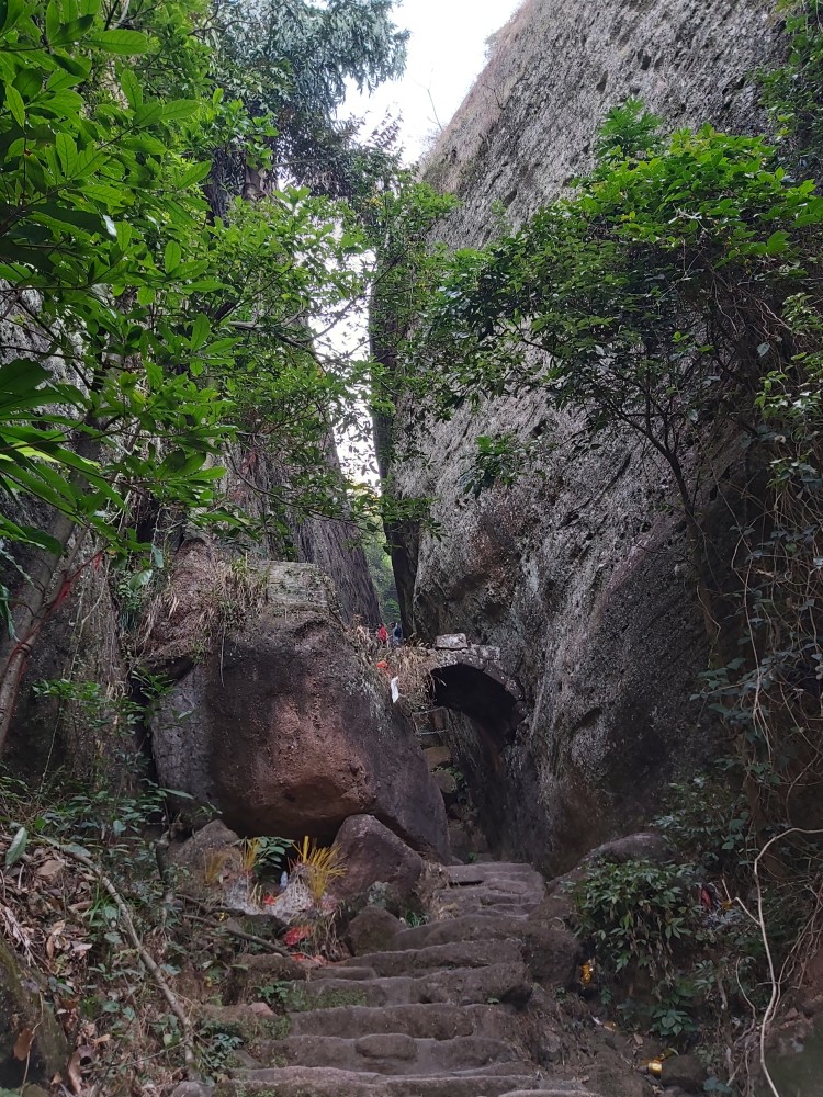 广西桂平白石山,发现丹霞地貌山体,与众不同的美