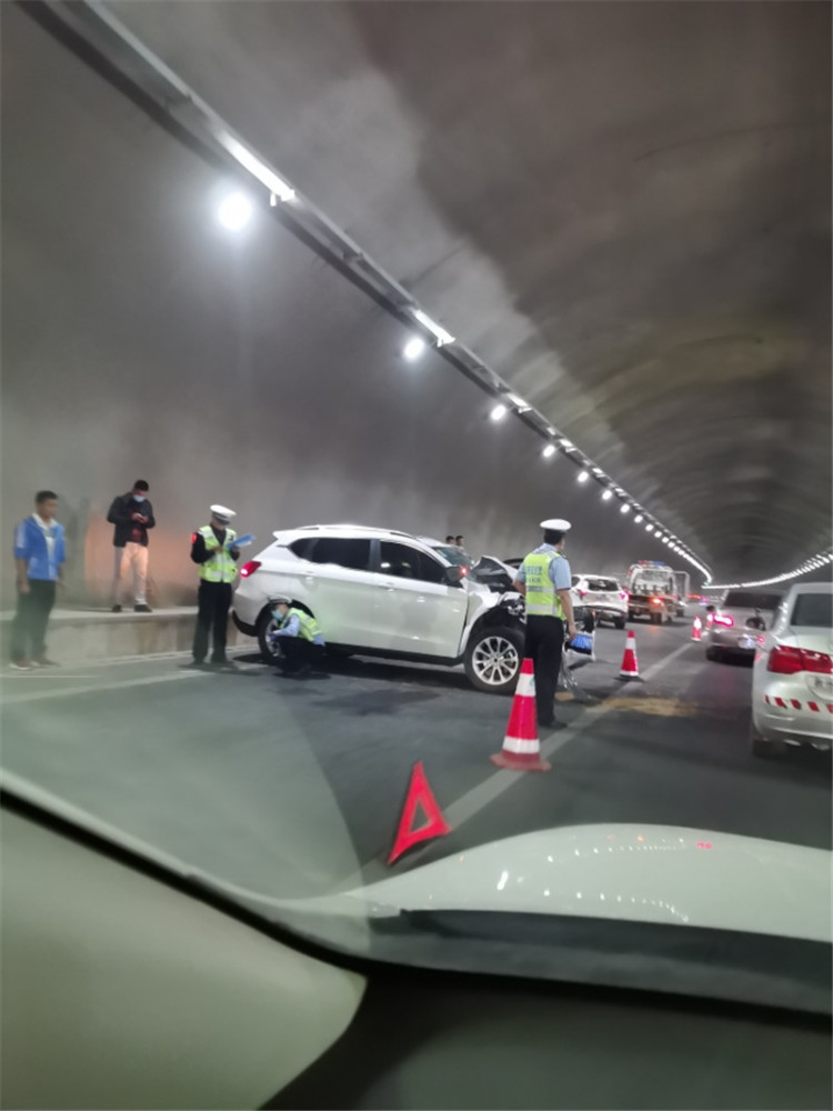 昆武高速沙朗隧道三车追尾 出城方向大堵车