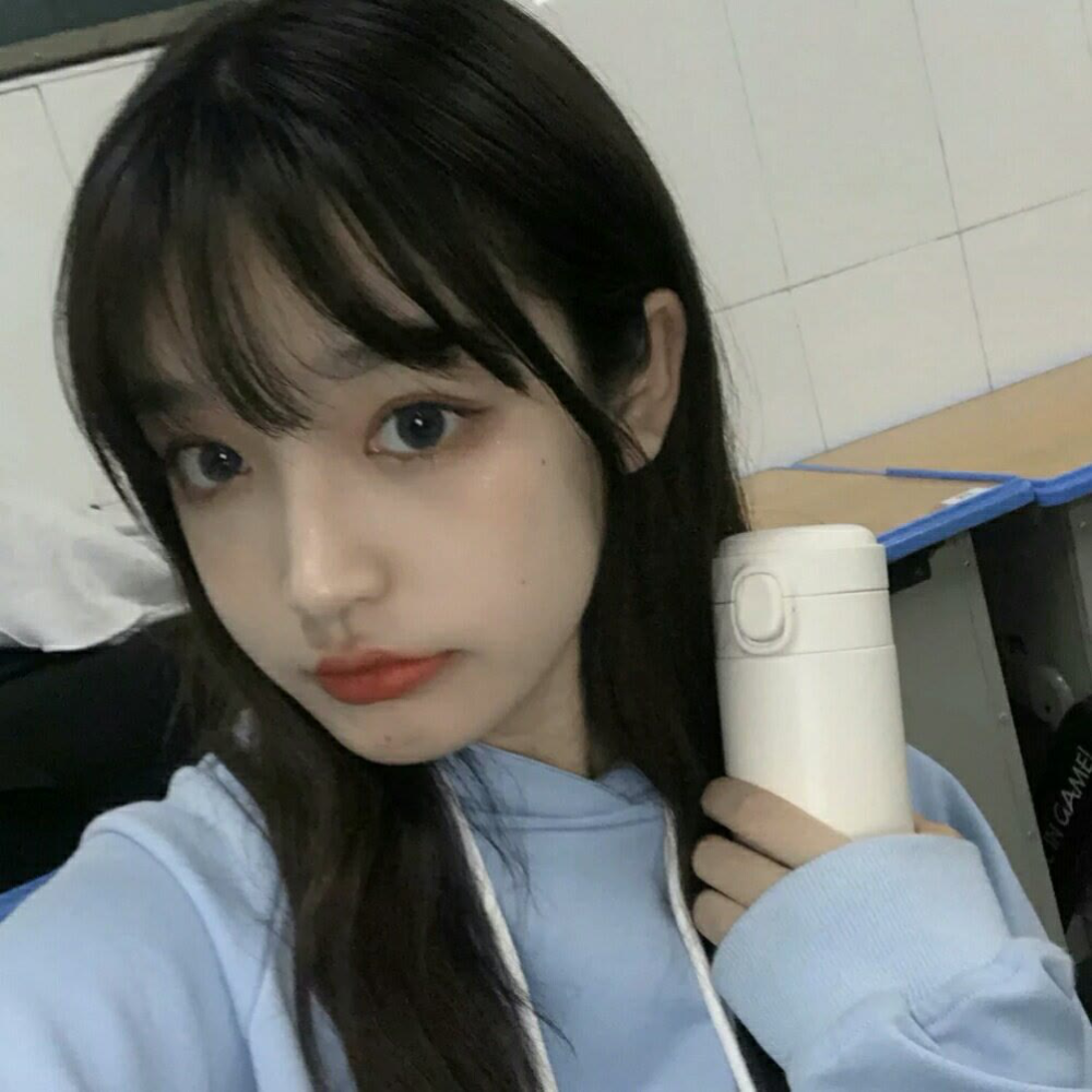 忧郁女生头像:我真的不知道我每天在笑什么,我一点都不快乐!