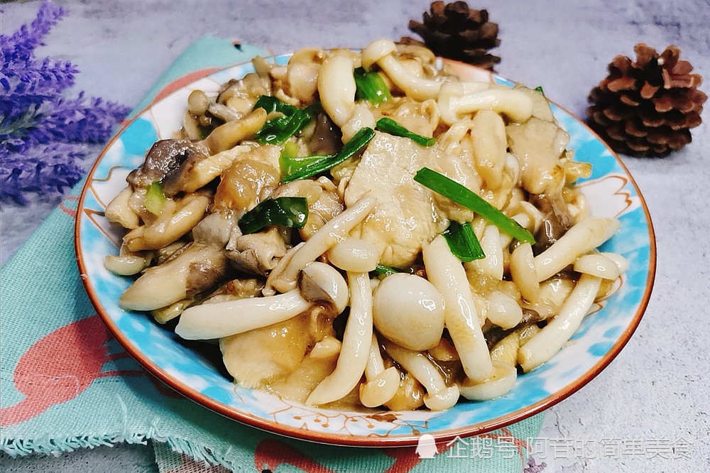 种蘑菇不过瘾,两种同吃味更鲜,双菇滑鸡肉,火速来报道