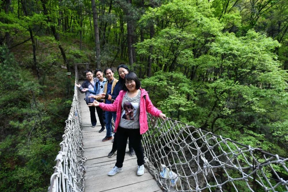 五一小长假,灵空山风景区游人如织