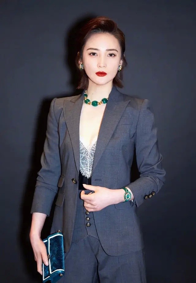 时尚穿搭,明星穿搭,西服套装,西裤,蒋勤勤