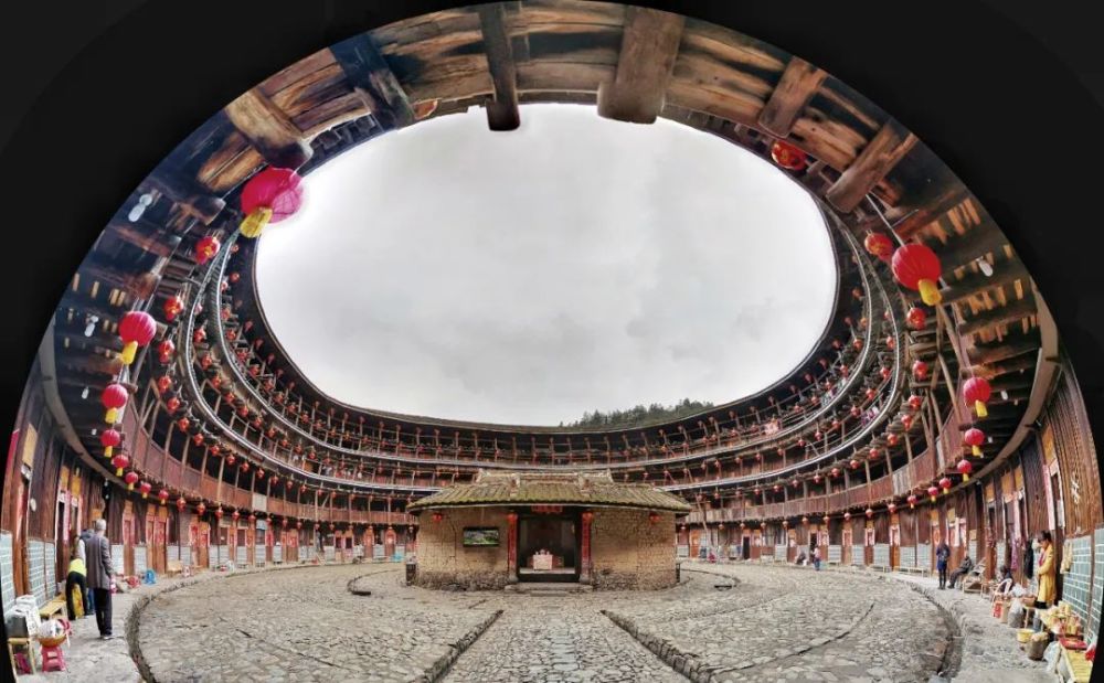 土楼风光,"东歪西斜"700年的裕昌楼