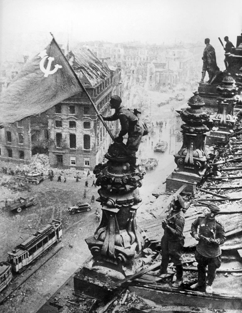 75年前 苏联士兵将胜利红旗插上柏林国会大厦 成为二战经典瞬间