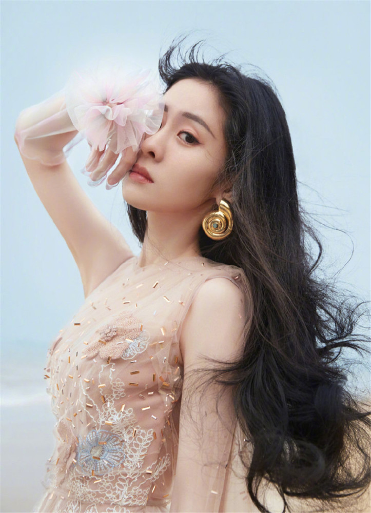 甜美气质影视演员美女歌手张碧晨肉色蕾丝裙海边浪漫写真