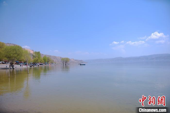 魏家坡位于永靖县西南部,南临刘家峡水库,毗邻炳灵湖,沿岸分布有白塔