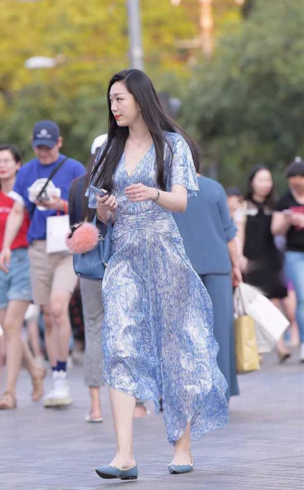 真丝连衣裙穿出高贵的气质奢华的时尚美