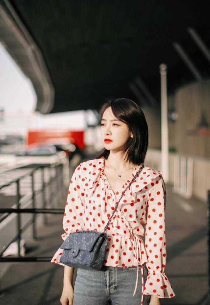 宋茜的机场日常穿搭,波点上衣搭配牛仔裤清爽时髦,秒变气质女神