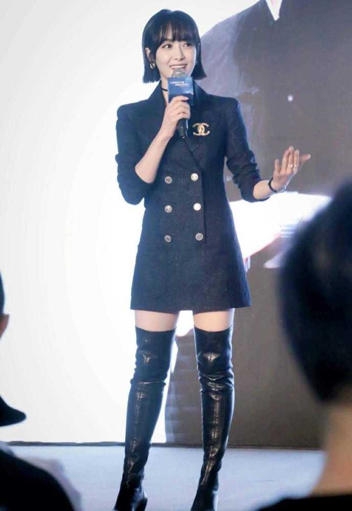 宋茜的机场日常穿搭,波点上衣搭配牛仔裤清爽时髦,秒变气质女神
