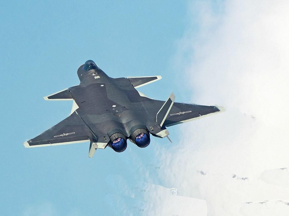 歼20开加力升空 数数有多少个马赫环