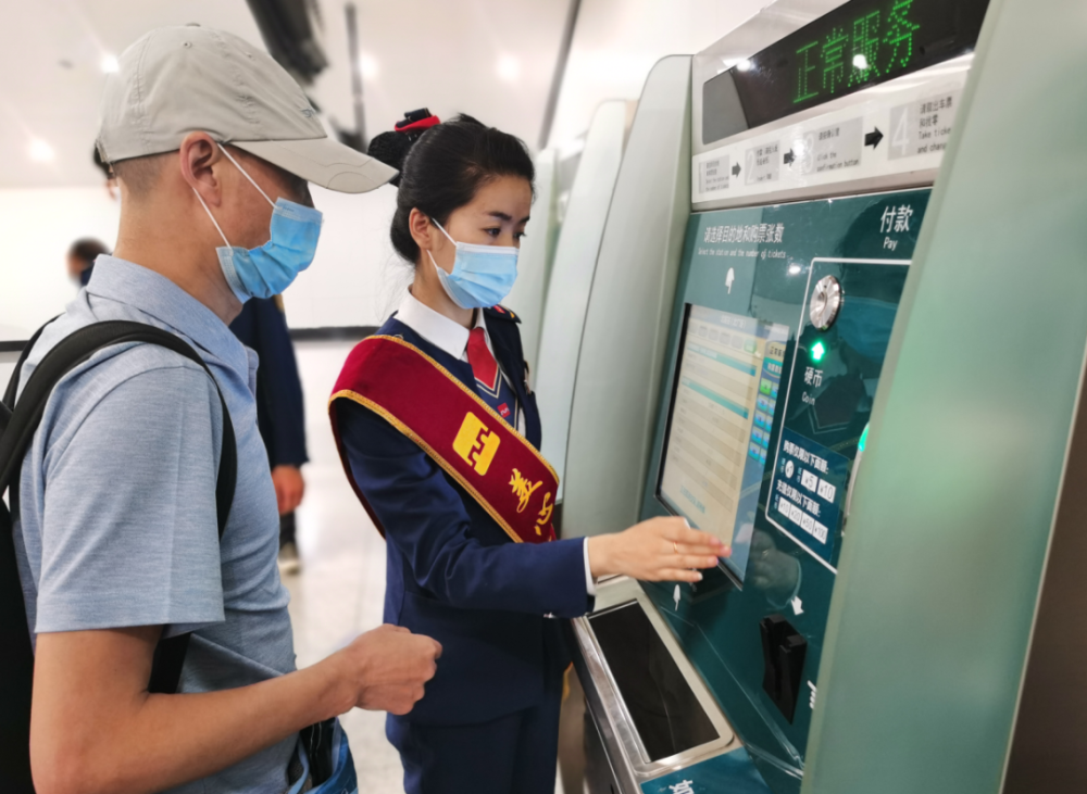 地铁君提醒大家 节日期间 地铁出行如需帮助 可及时联系车站工作人员